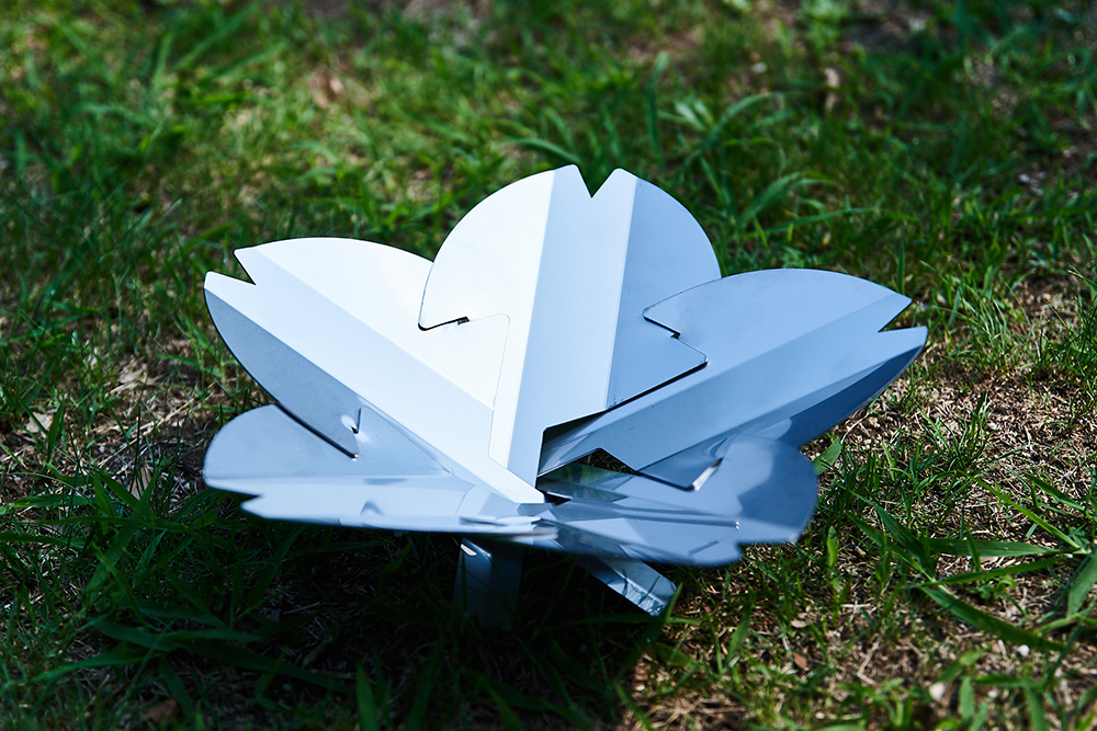 桜の花」をイメージした焚き火台が誕生！ 設営もイージーな機能美