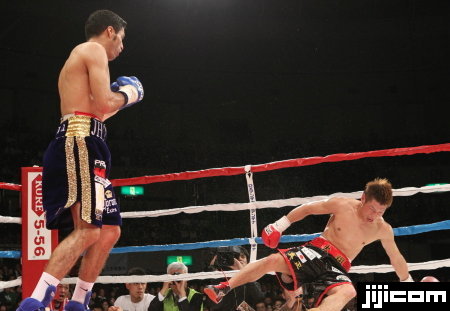 WBCフェザー級タイトル戦の4回、ダ…：プロボクシング 長谷川穂積