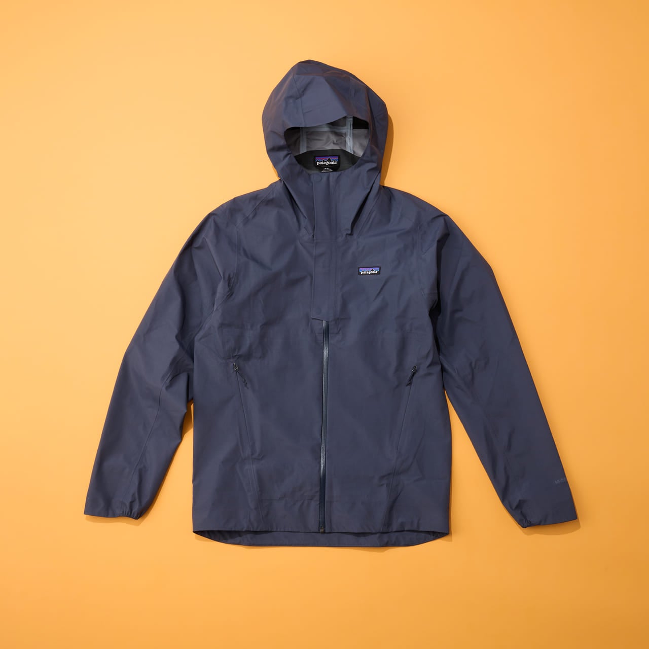 黒じゃない“大人カラー”が決め手！「パタゴニア」の防水ジャケットは