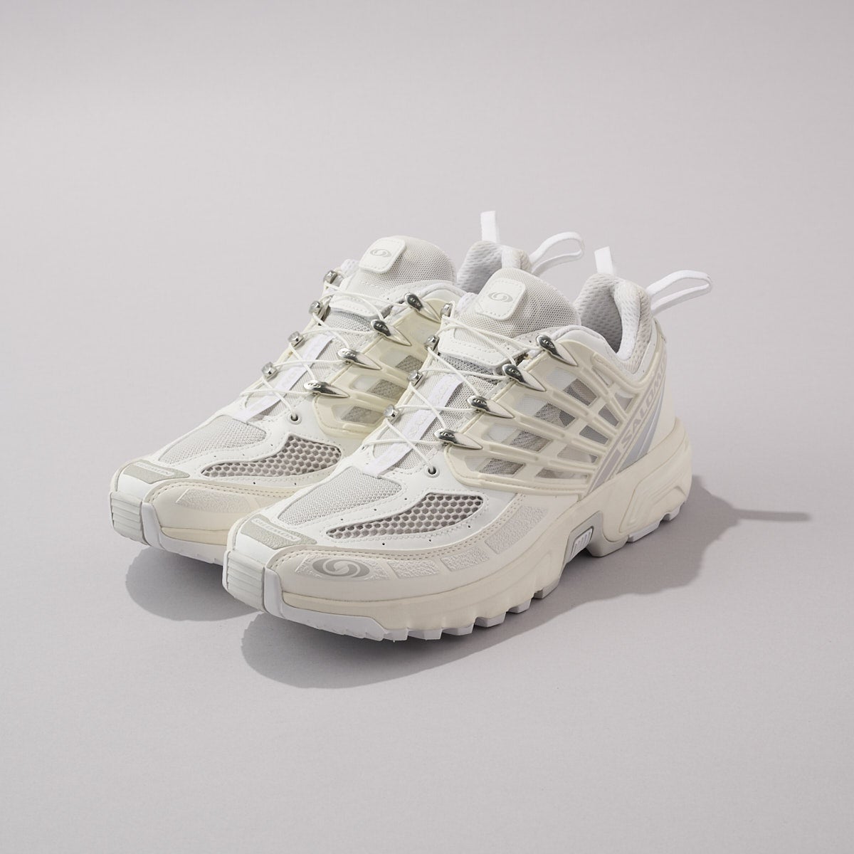 白い「サロモン」はこの選択で間違いない。街でもアウトドアでも映える