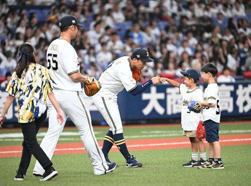 オリックス】引退試合のT－岡田と安達了一の息子が特別始球式に登場