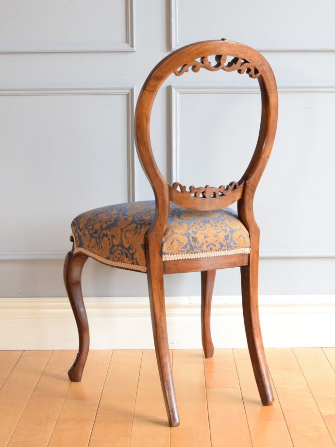 イギリスから届いたアンティークの椅子、透かし彫りが豪華なバルーン