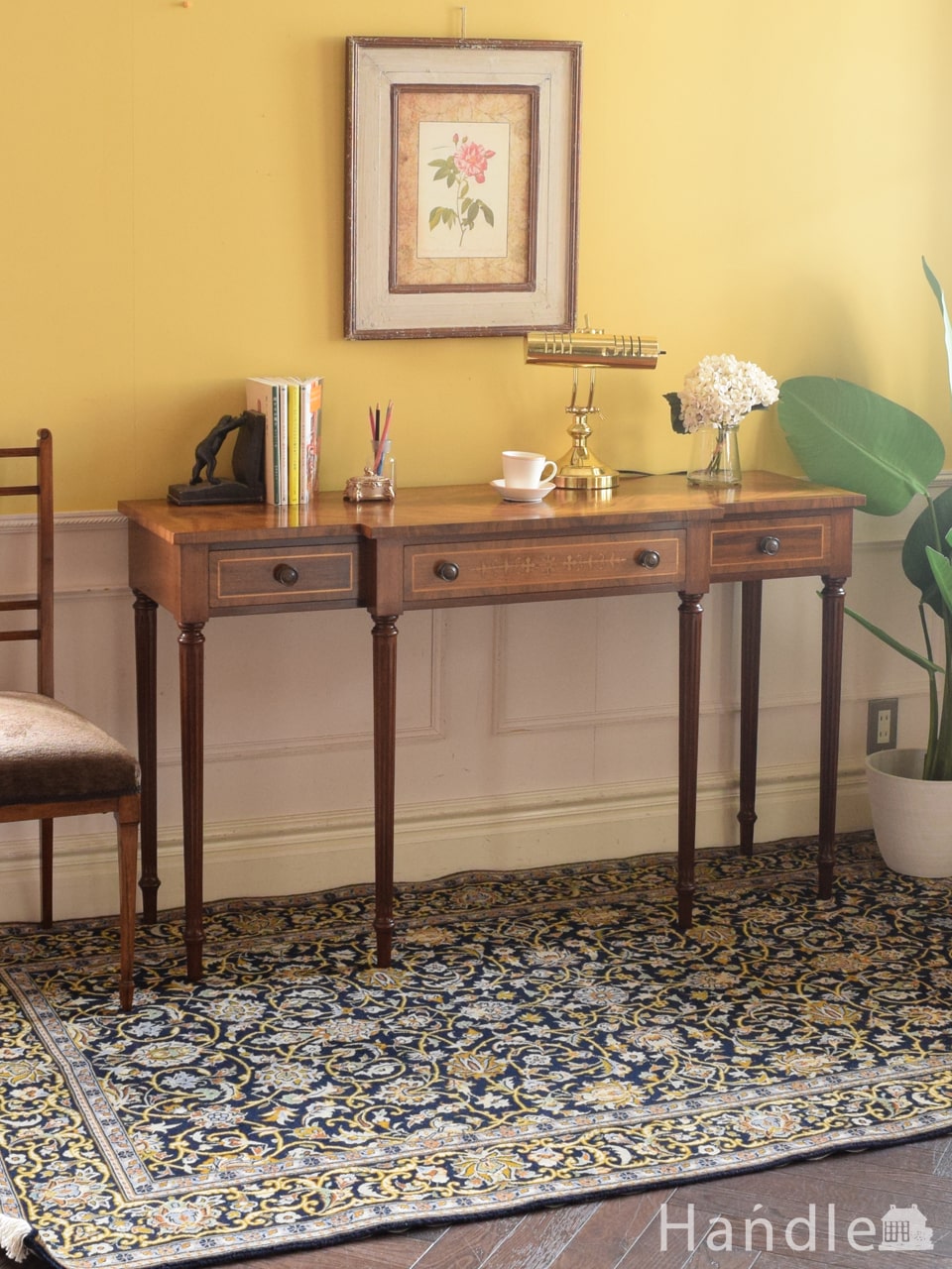 英国アンティークのコンソールテーブル、フルーテッドが美しい