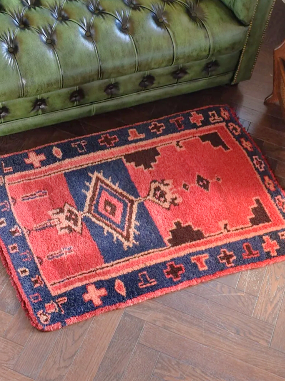 美しい色に変化したトライバルラグ、ミフラーブ×ランプの模様の