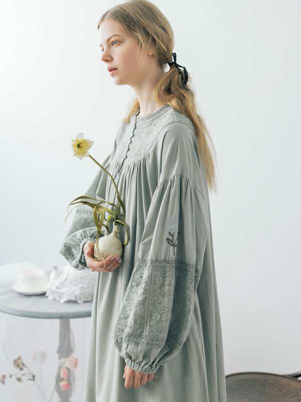 WEB限定 Sサイズ】ランダム刺繍レース切替ワンピース（オフホワイト