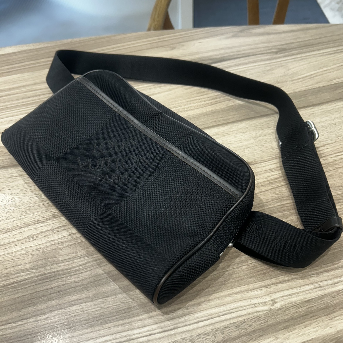 LOUIS VUITTON ダミエ・ジェアンアクロバットボディバック