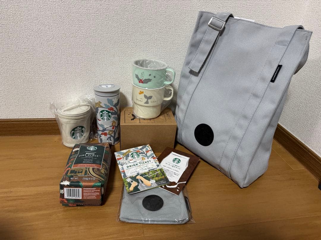 スターバックス2026年福袋 スタバ福袋2026が発表 グレーのラインストーンで全体を装飾した