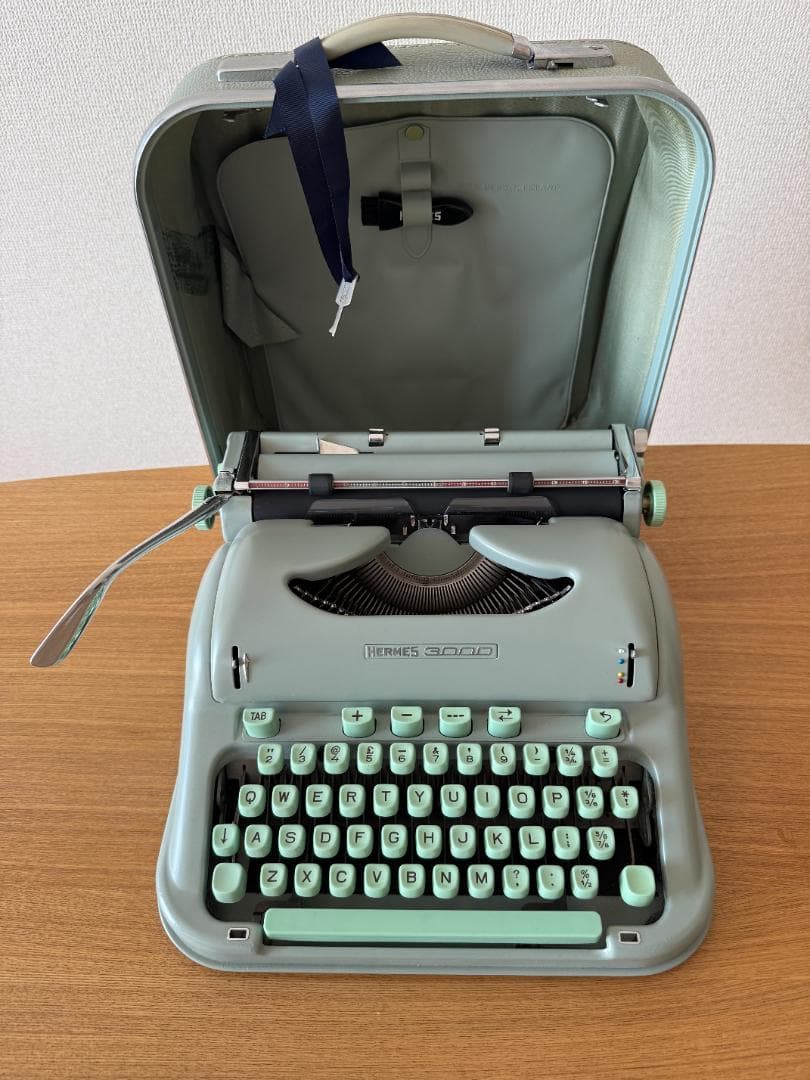 Hermes 3000 タイプライター Hermes 3000 vintage typewriter with case and manual, serviced
