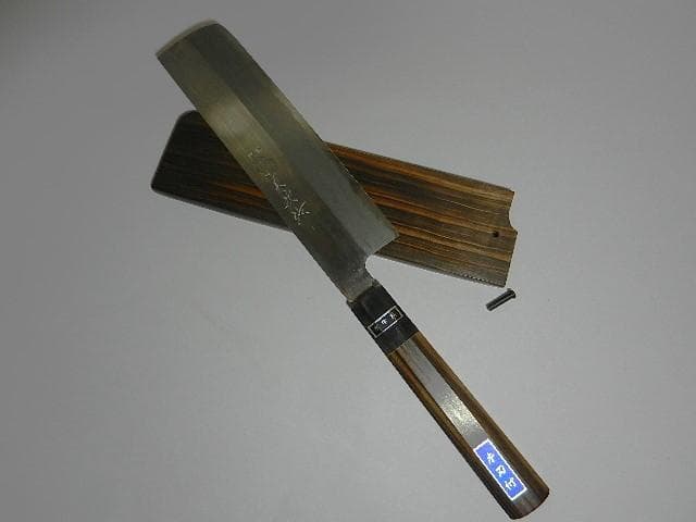 京都貞次作「青二鋼　菜切り両刃包丁」（刃長１６５ｃｍ、全長３１５ｍｍ、１７０ｇ） 仙助 菜切 包丁 165mm 安来鋼 青紙2号 墨流し 紫檀シノギ柄 | KEIJIN