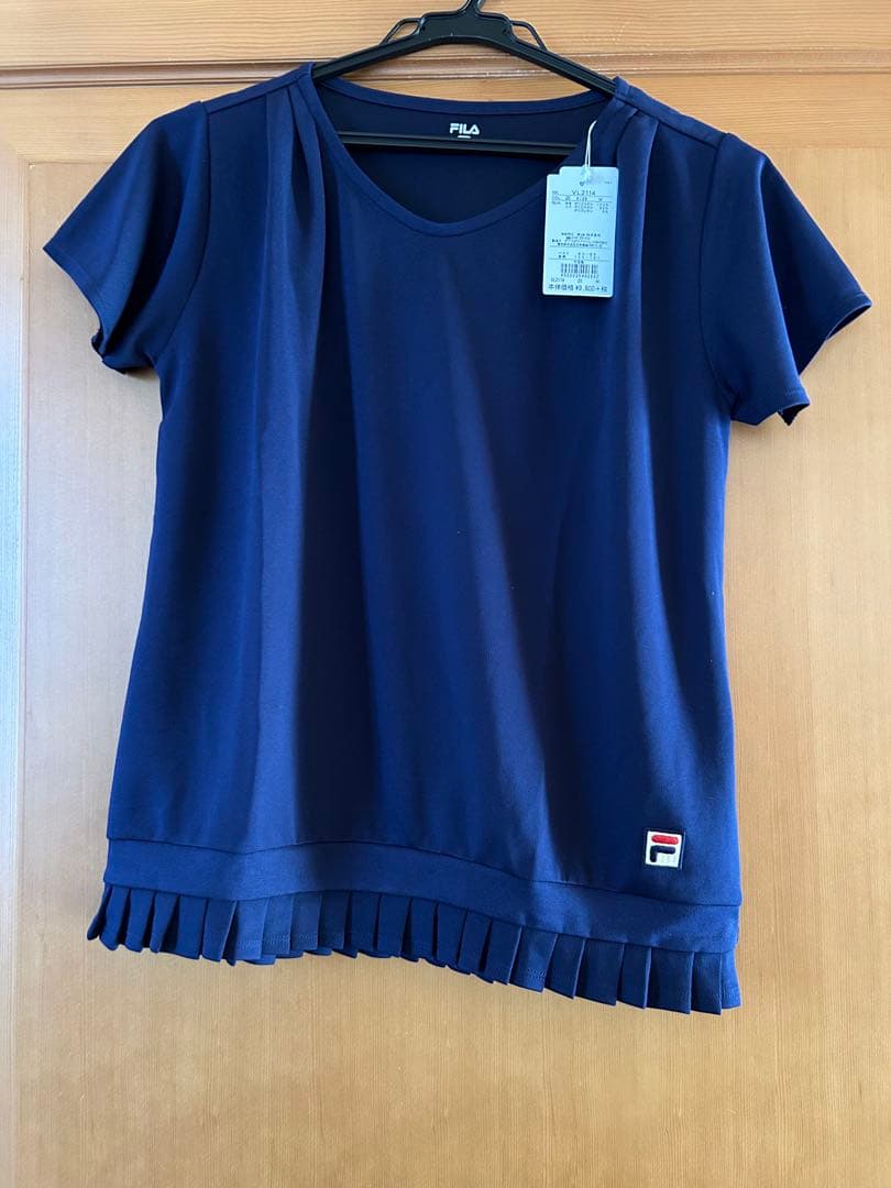フィラ　テニスウェア　紺色トップス　Mサイズ　新品 フィラ テニスウェア 紺色トップス Mサイズ 新品 オンラ