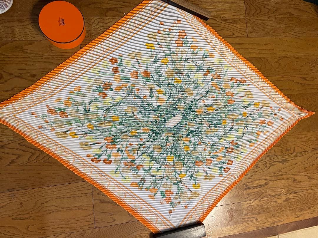 HERMES 花柄 シルクスカーフ プリーツ オンライン