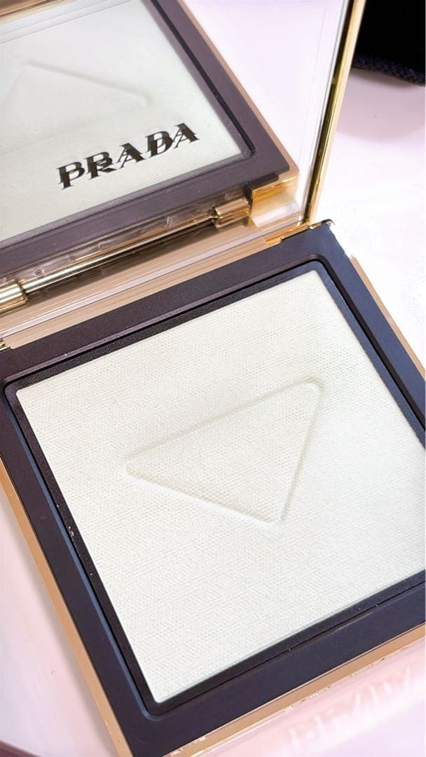 PRADA フェイスパウダー　限定品 PRADA BEAUTYからブランド初の自然な仕上がりの美容液コンシーラー