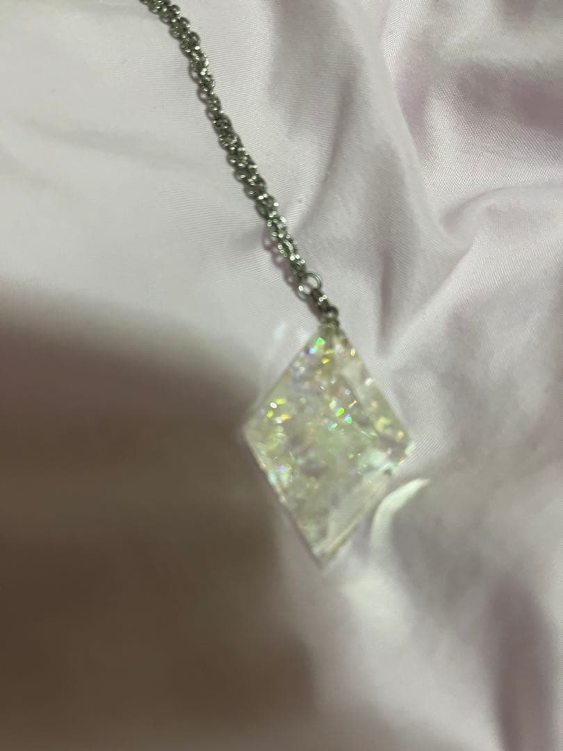 ムーンボウ(ひし形)モナジー工房/ガラスペンダント/アクセサリー モナジー工房 ｢虹の結晶｣積層ガラス研磨アクセサリー専門制作