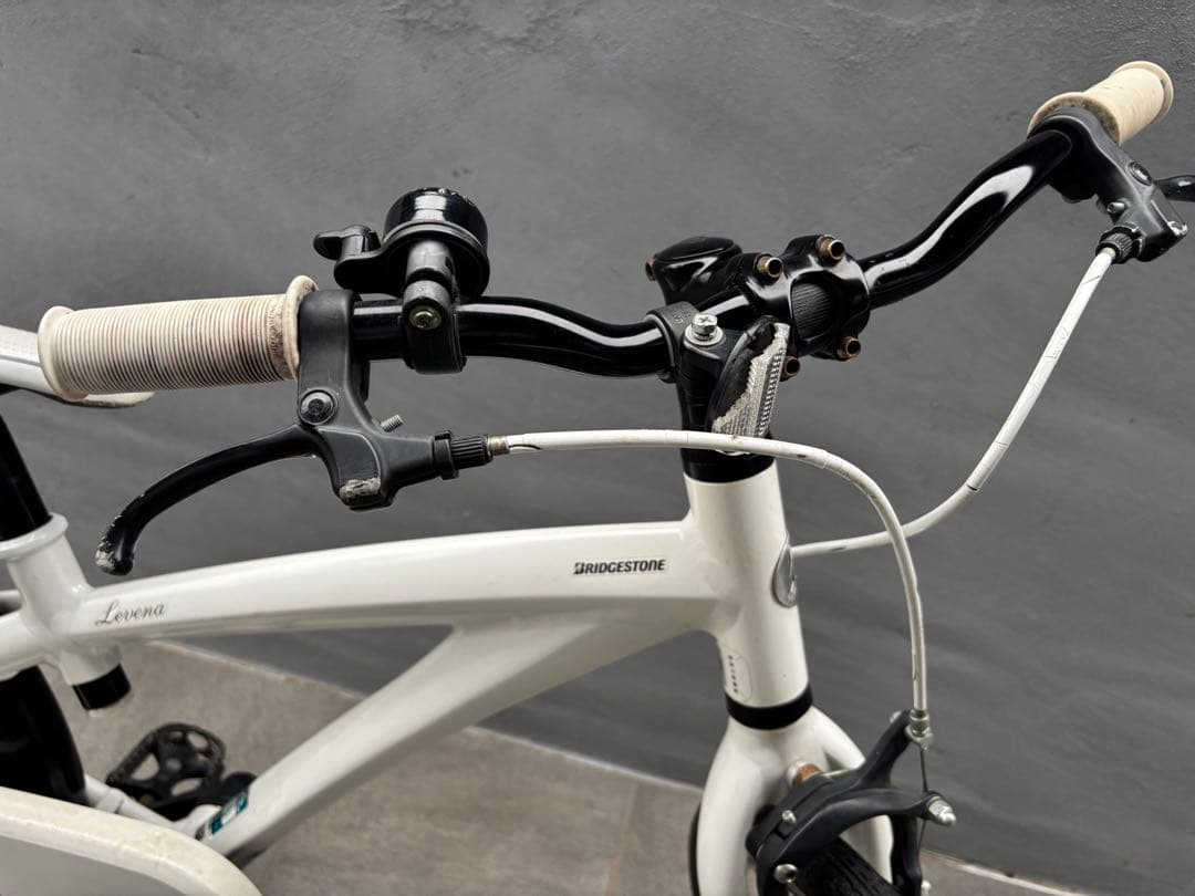 世田谷区直接引渡希望】ブリヂストン レベナ ホワイト 18インチ 世田谷