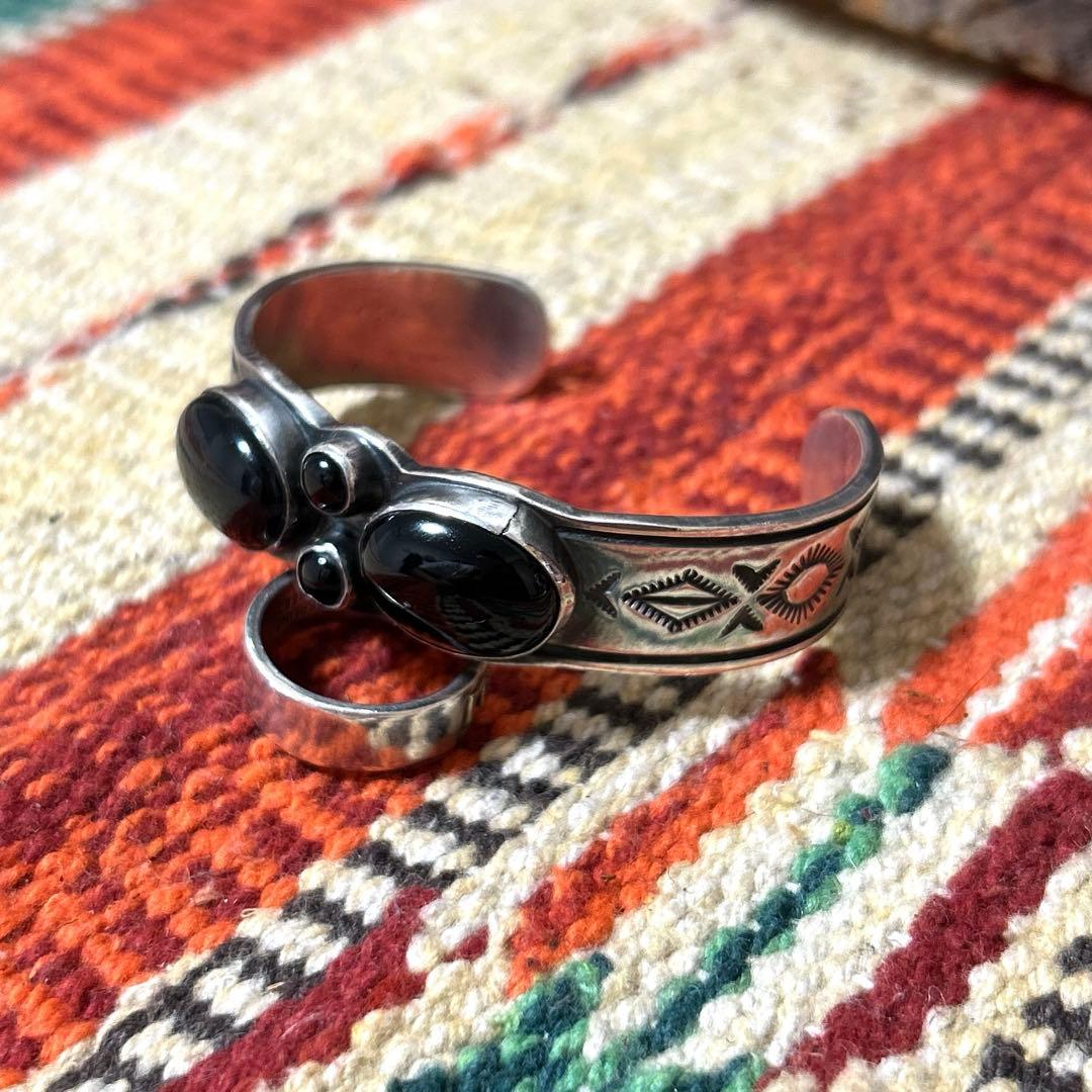 インディアンジュエリー オニキスバングル ナバホ ホピ オニキスのインディアンジュエリー｜マライカ公式通販