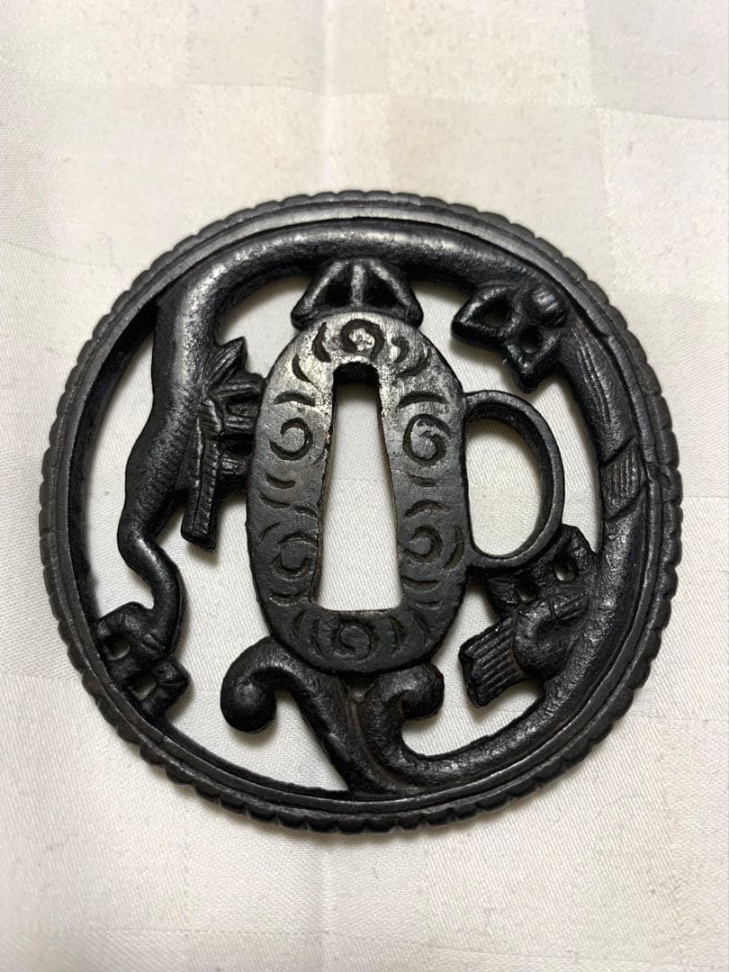 鉄製 鍔(つば) 鉄地 菊花透図鍔｜現代物金具の販売 刀部 かたなべ – 刀部オンライン