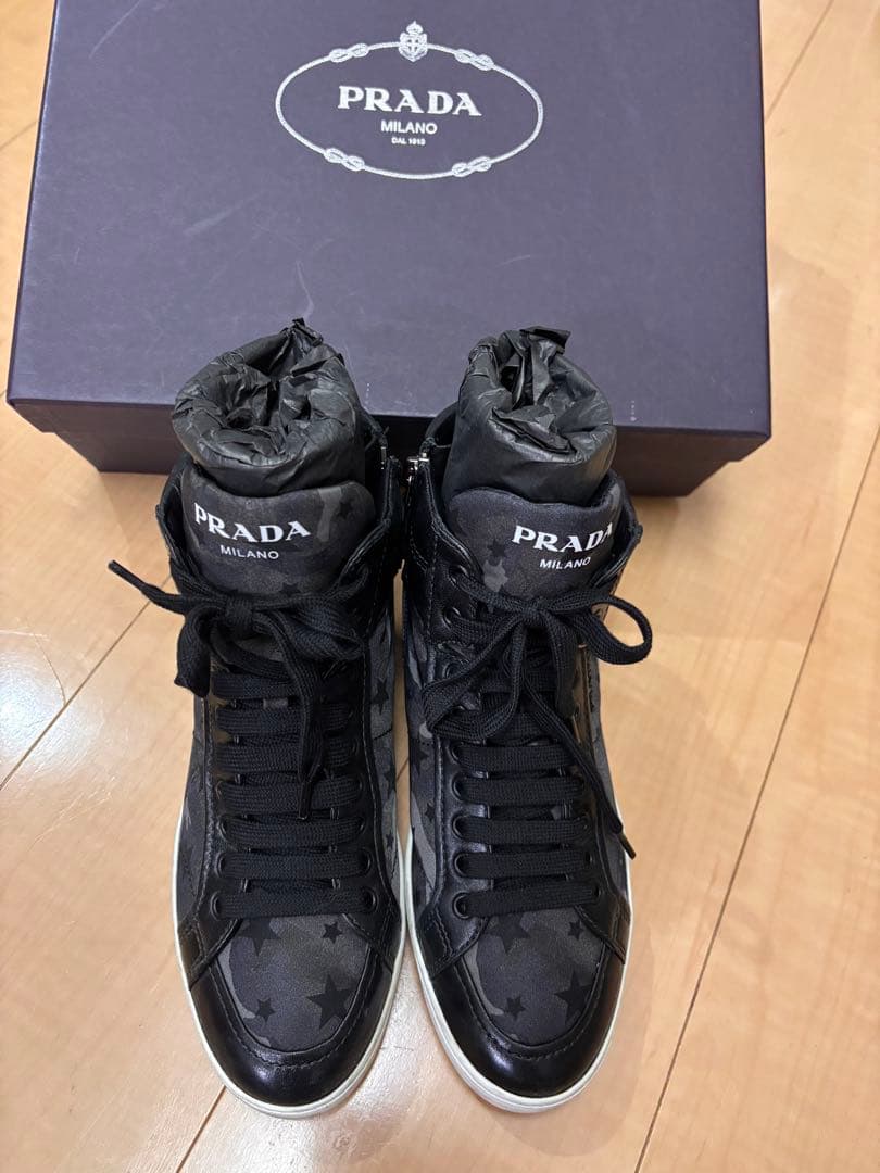 PRADA ブラック 星柄 ハイカットスニーカー SIZE37 最低 価格ファッション - PRADA ブラック 星柄 ハイカットスニーカー