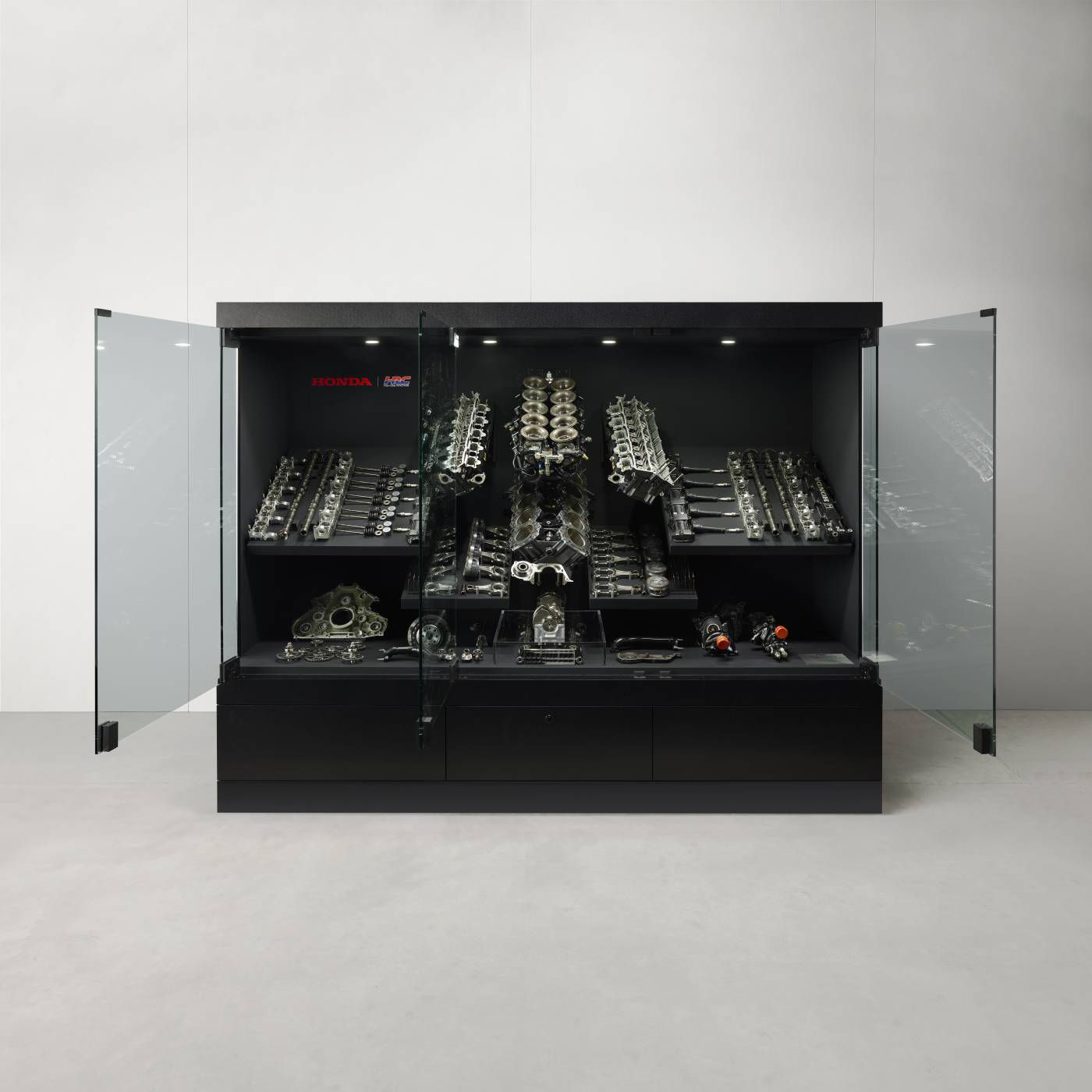 セナが使用した最後のHonda V10エンジンをオークションに出品 | Honda